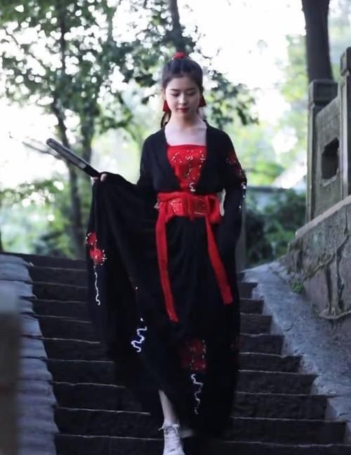 「风范」外表甜到齁的萌妹子,穿上“改良版汉服”后,侠义风范尽显!