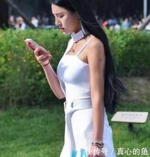 路人街拍：白色透视装的小姐姐，给人一种若隐若现的美！