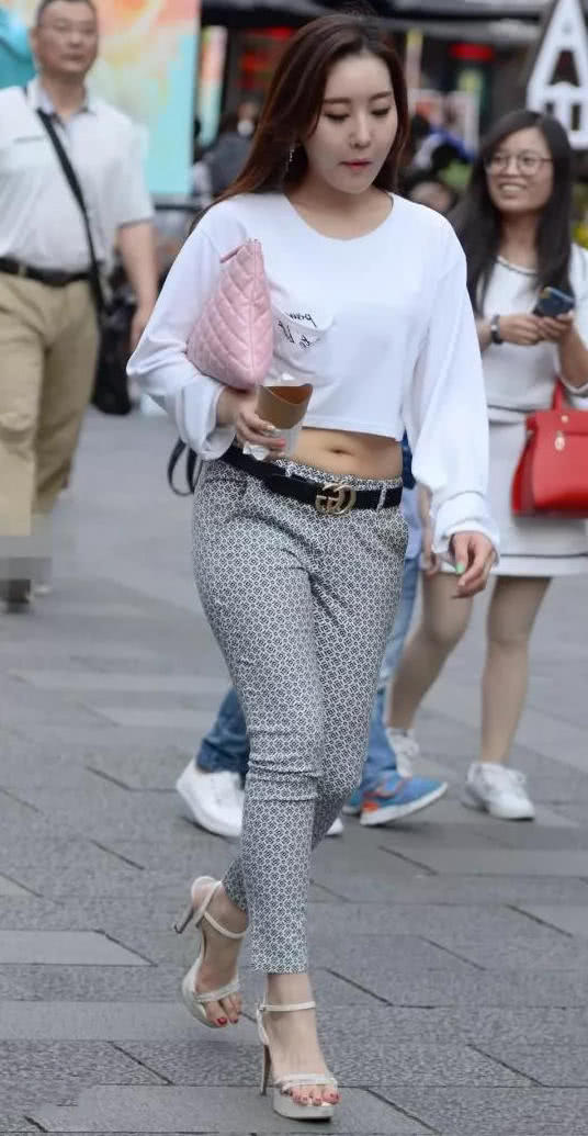 韩国小姐姐最爱吃美食，多出来的肉肉让紧身裤都裹不住了