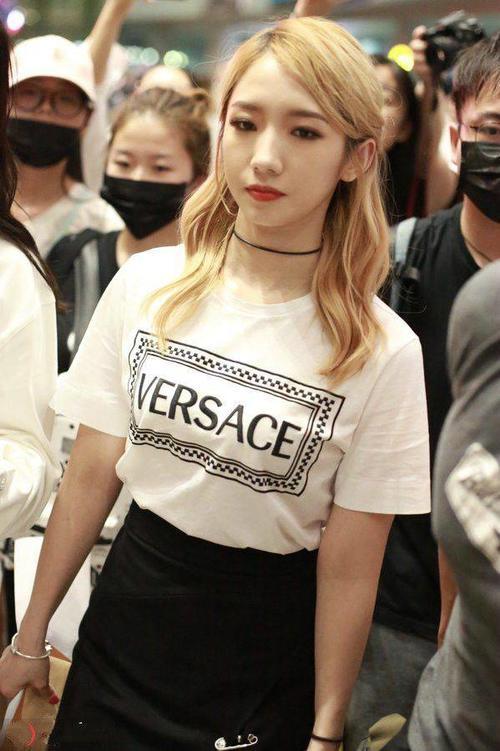 Yamy“油漆裤”现身机场，网友：不敢靠近，怕弄衣服上！