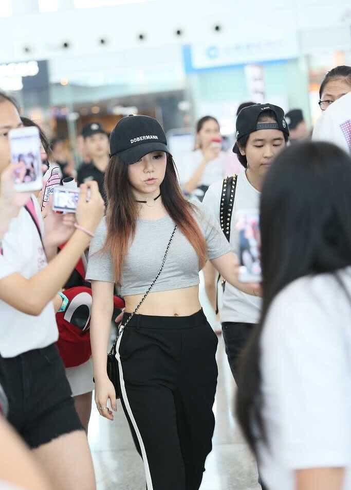 瘦下来后的邓紫棋穿件衬衫就敢去机场，网友：这腿是真实的吗？