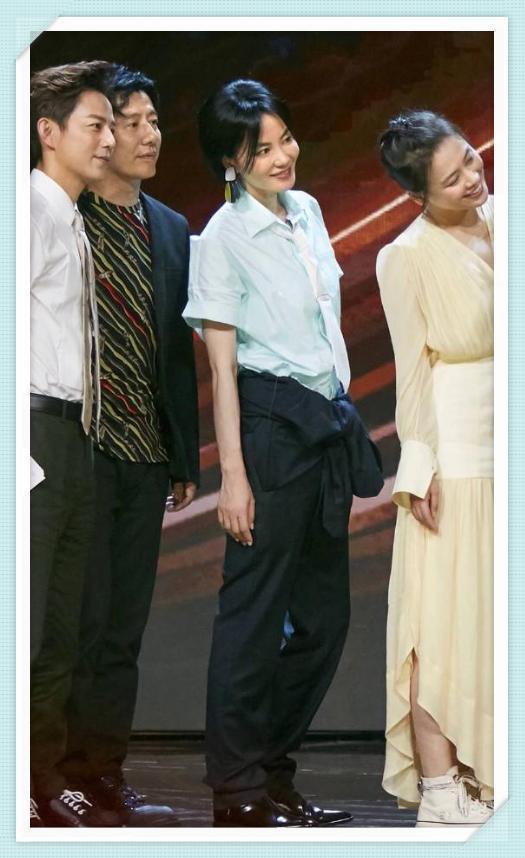 王菲连腰带都没系就出来了？网友：大概只有天后能驾驭了吧