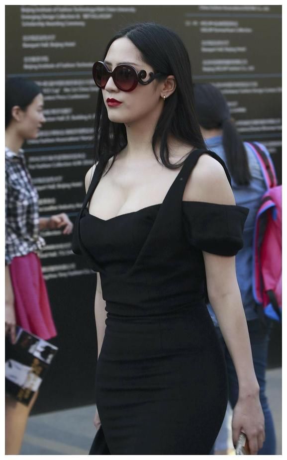 街拍：美女看上去非常的清爽，轻松穿出甜美的休闲风充满女人味