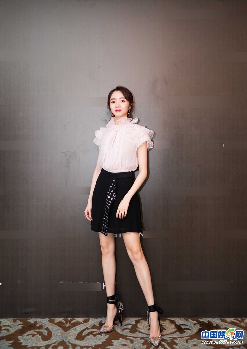 胡冰卿出席时尚活动 演绎甜美酷girl长腿抢镜