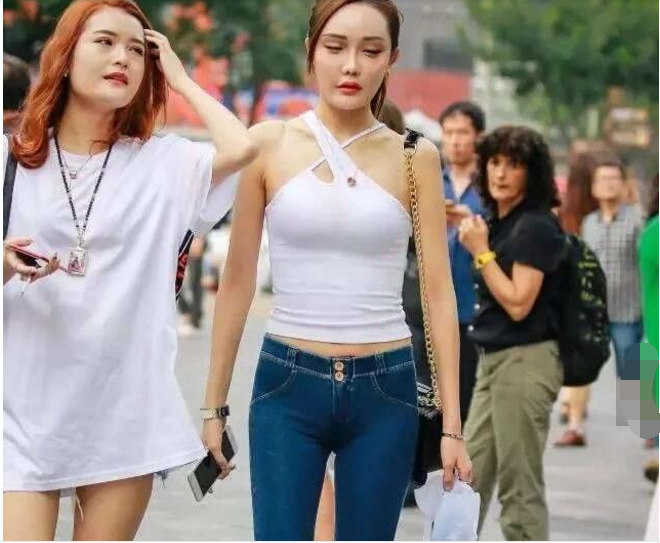 路人街拍：前卫性感时尚的小姐姐，打扮上显眼时尚很有美感！