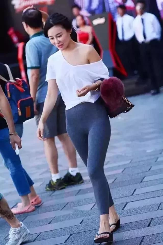 街拍：本以为阔腿裤很美，看了穿紧身裤的姐姐后，才发觉错过好多