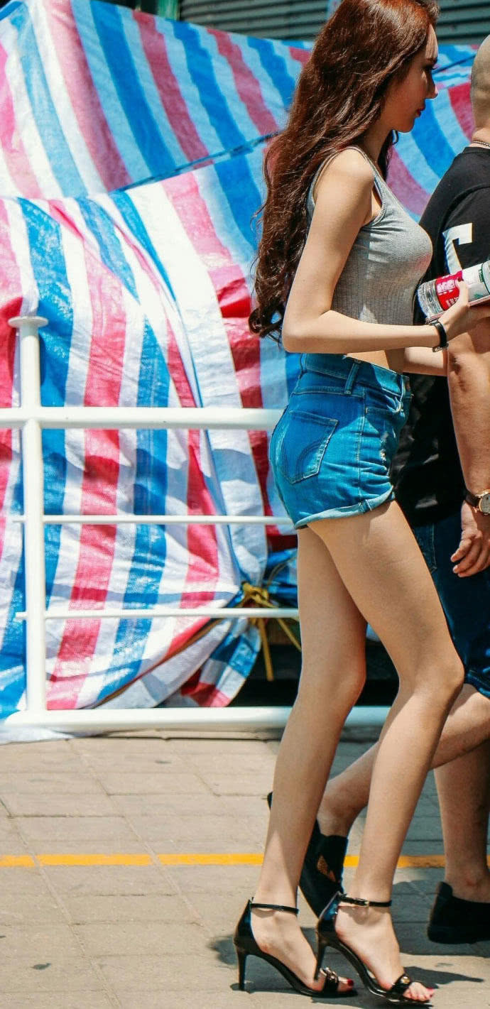 知性小姐姐紧身衣秀出完美弧线，千娇百媚的身姿让光头男友爱不释