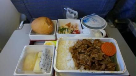 坐飞机时有4种“隐藏福利”，不自己主动提出，空姐根本不搭理你