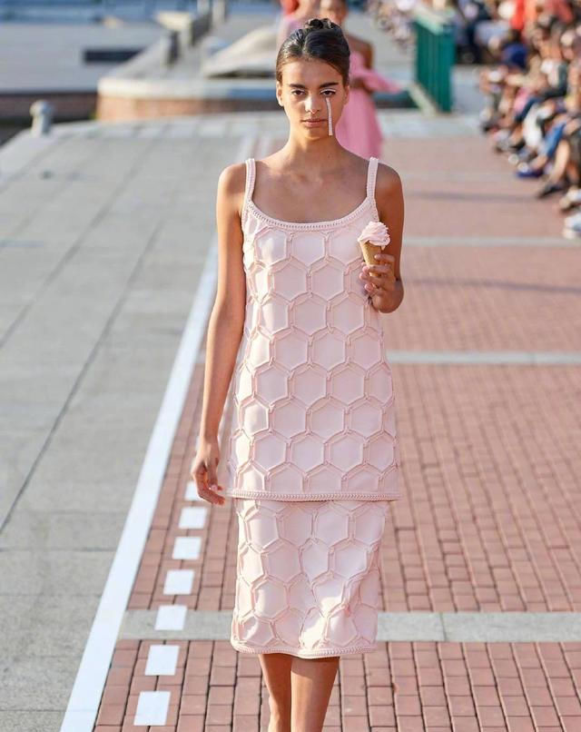 『连身裙』女人35岁,建议春夏多穿这浅黄色裙装搭牛仔外套,洋气减龄还不贵...