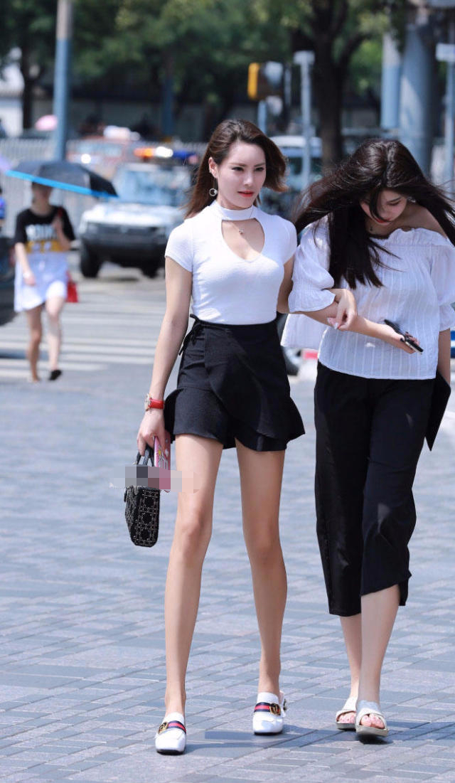 轻熟小女人穿紧身上衣裹出完美曲线，胸前的开口很迷人