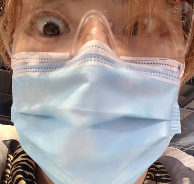  [严严实实]阿娇阿Sa穿防护服戴面罩,杨紫披雨衣加手套,明星开启复工模式防护措施哪家强？