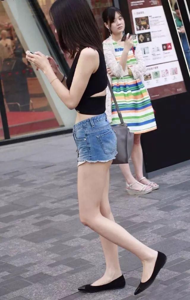 街拍:气质美女火辣身材，时尚潮流