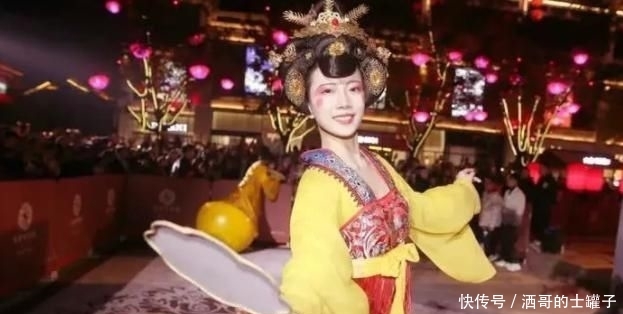  「圈粉」一夜爆红的抖音“不倒翁女神”真人长啥样？脱去贵妃服，颜值圈粉！