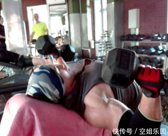 实拍俄罗斯一女子身材强壮，甚至比普通男子都要肌肉健硕