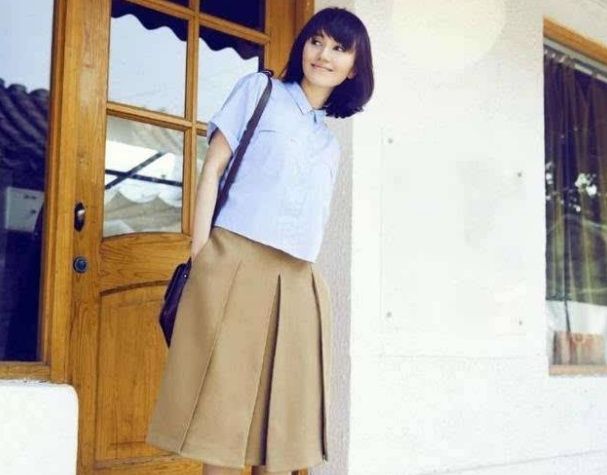 袁泉穿白色裙子搭配黑色小高跟直接出镜!网友:气质真好!