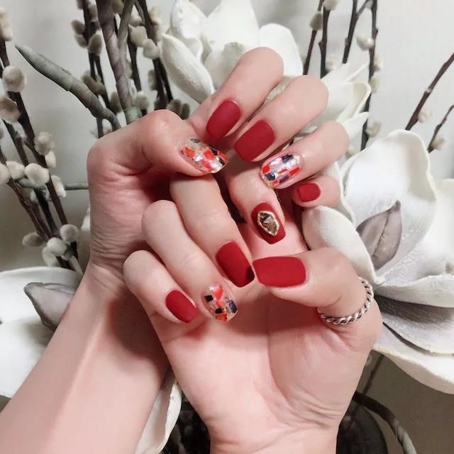 爱豆同款、时尚编辑的私心pick，未来一整年的美甲图案都在这里了