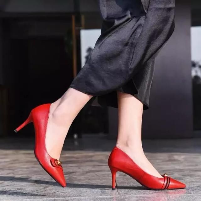 酒杯式的细高跟造型，有效提拉身体线条比例