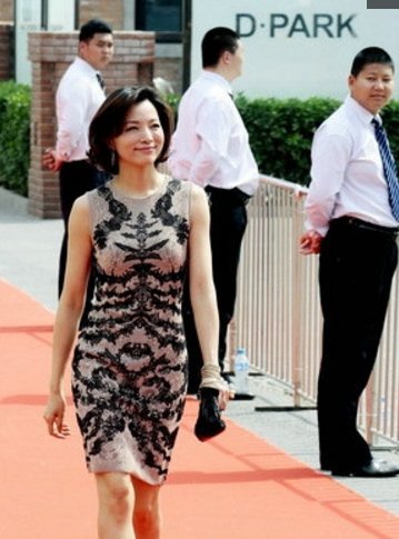 董卿近照曝光，手撩头发女人味十足网友:保安眼睛就没离开过她!