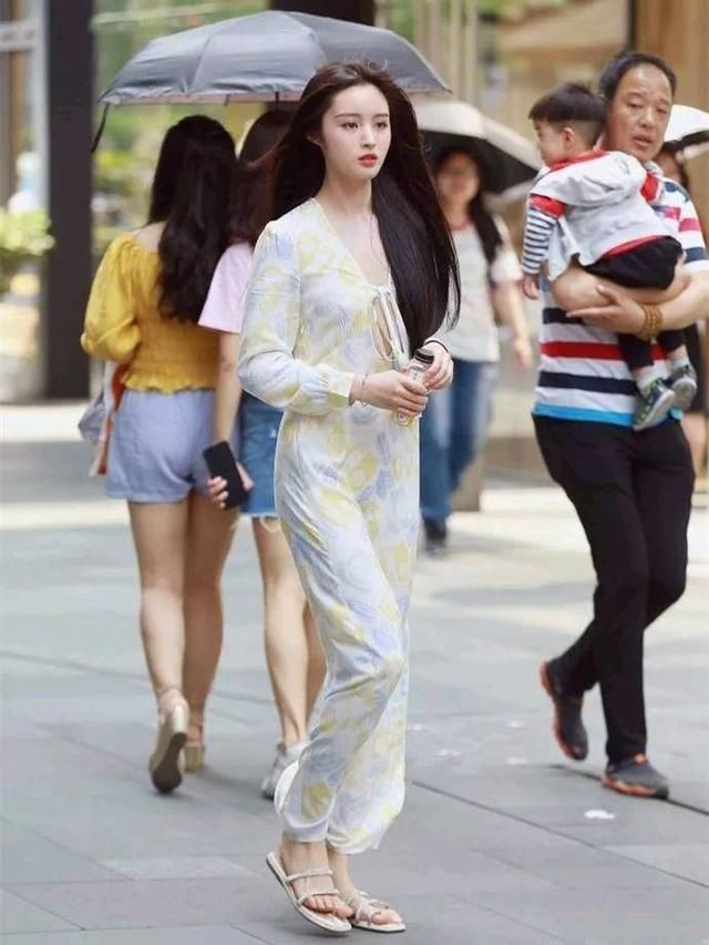 街拍!小姐姐的白色吊带穿搭，穿着婀娜多姿，尽显女性成熟美