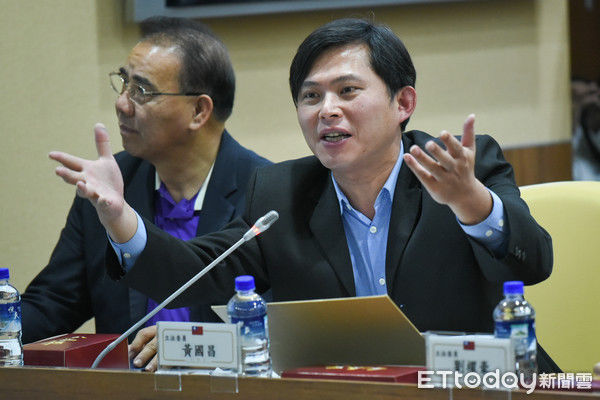 辞党魁干脆退党!网酸:黄国昌政治能力差