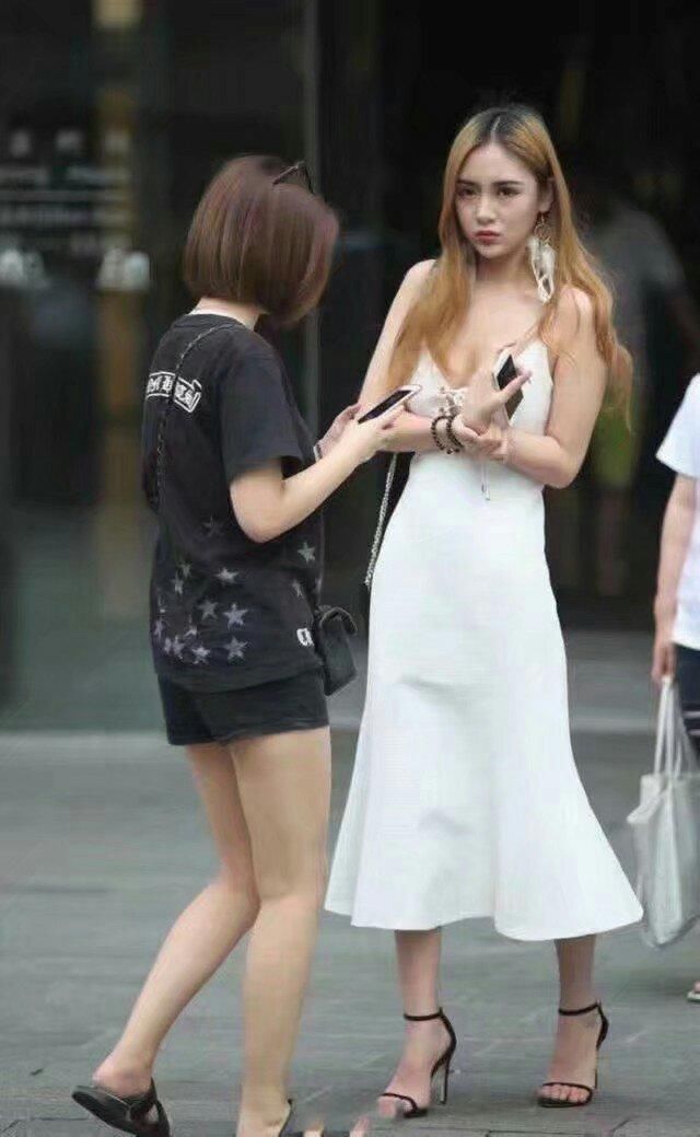 街拍:小姐姐不止人长得好看，穿的衣服还省布料