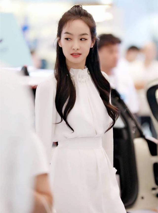 宋茜白裙搭配粉色高跟鞋现身上海品牌活动，网友：宋仙子真好看