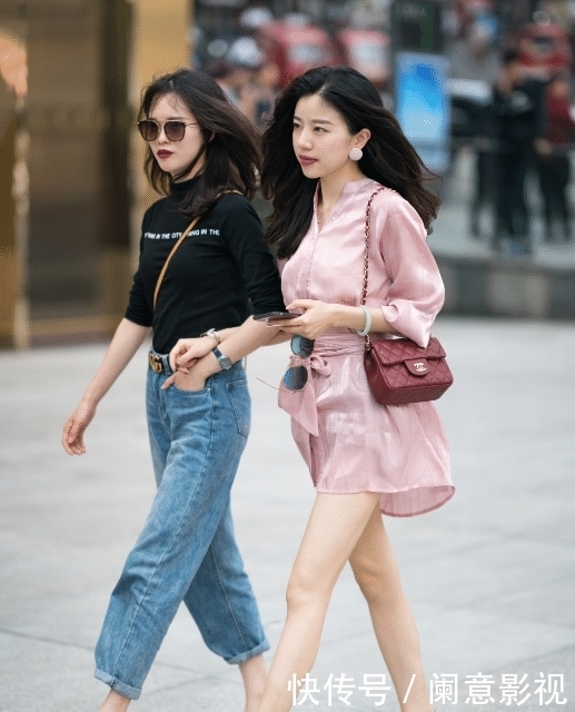 「睡觉」睡衣不是睡觉时候才穿吗,美女逛街也穿“睡衣”一般人可真想不到