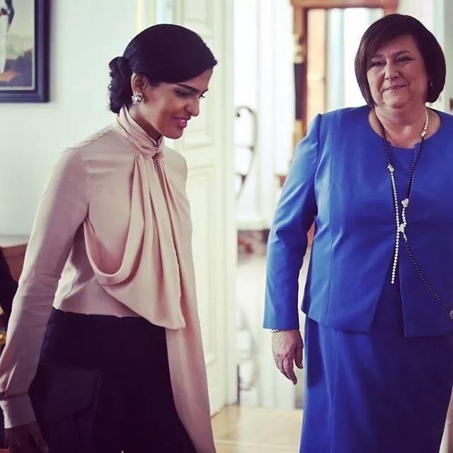 沙特名媛太时髦:首位18岁超模走红、公主开车登刊、王妃混时装周