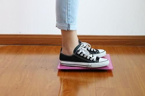  腰窝的人■女人后腰两个凹点是什么？