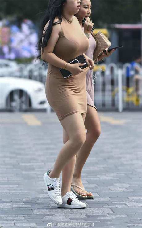 街拍：丰满的美女穿包臀连衣裙 ，最惹火身材秀出来！