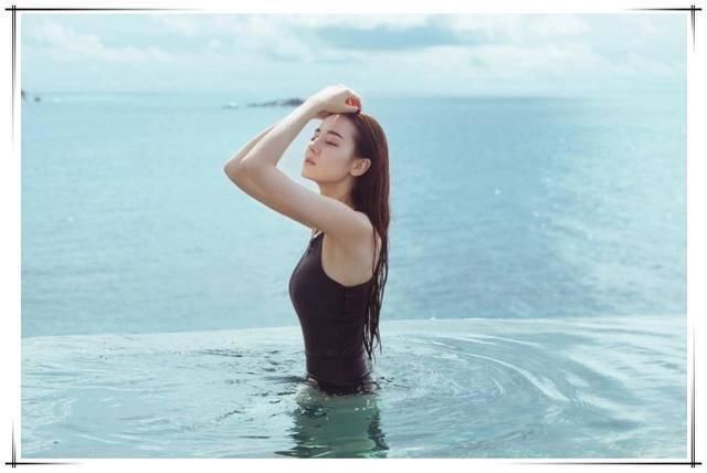 22岁林允泳池照，26岁迪丽热巴泳池照，都输给了62岁她的泳池照！