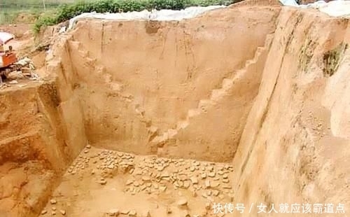  [盗墓贼]千年古墓被盗，盗墓贼偷到一半慌忙退出，专家你看这叫什么墓