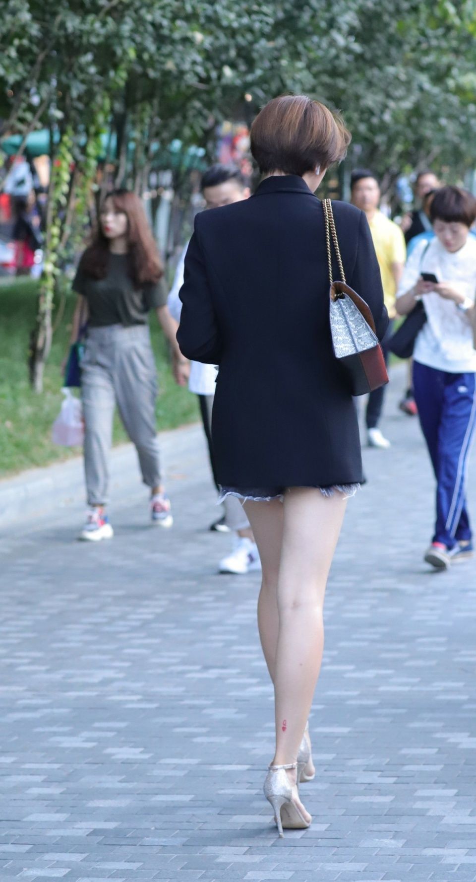 你有多久没仔细欣赏过女人的背影了？那就进来养养眼吧