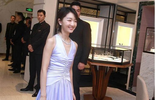 周冬雨不仅“红配绿”现身,还穿紧身裙秀身材,网友:她有18岁吗