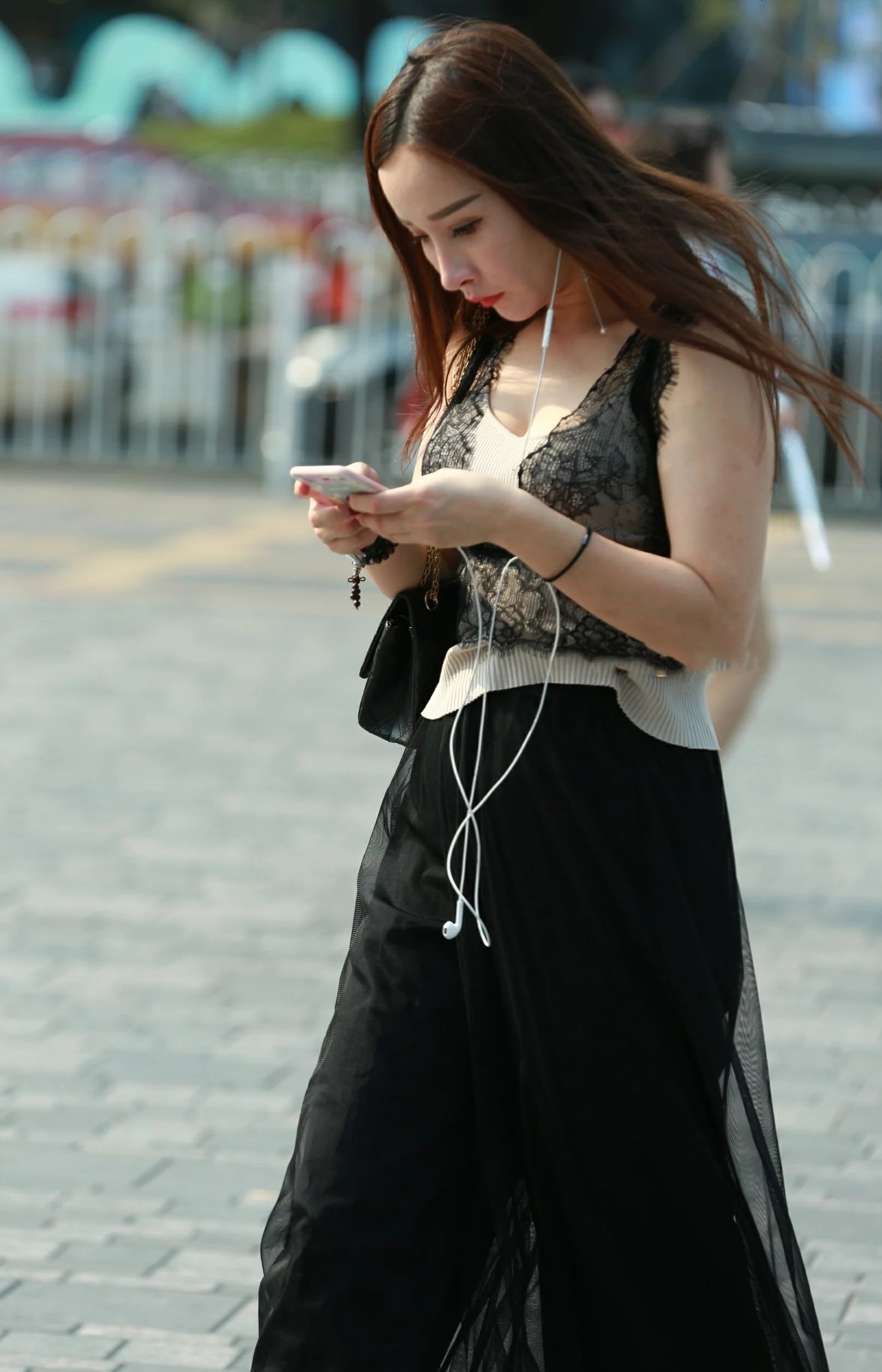 气质小姐姐薄纱连衣裙女人味儿十足，体态丰韵，婴儿肥的感觉刚刚