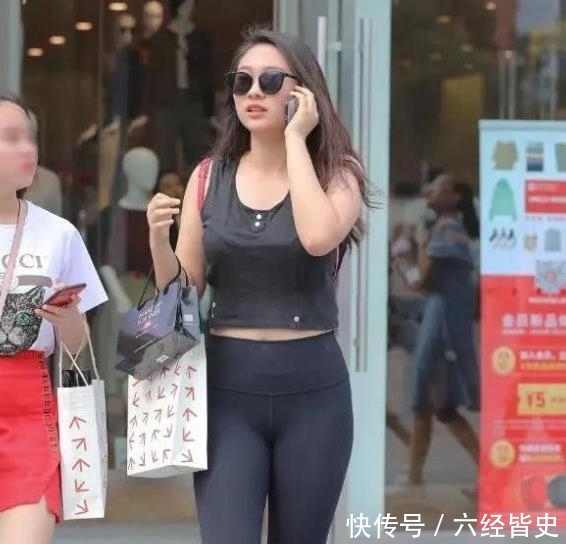  「美女」街拍：秀外慧中的美女，一件黑色背心配打底裤，时尚运动活力气质