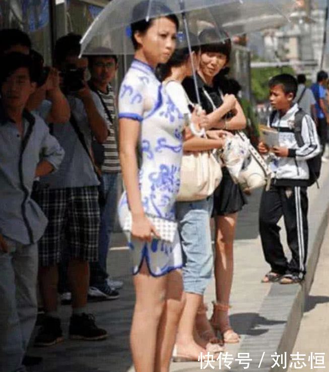 美女不穿衣服上街,一开始路人以为那是旗袍,细看才发现玄机