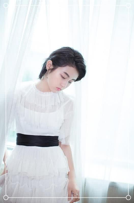 当21岁关晓彤和17岁张子枫同穿白裙，网友:这气质差距岂止4岁?