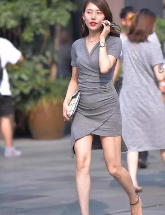 美女■身姿柔美，让人心动，街拍美女身穿白色连衣裙