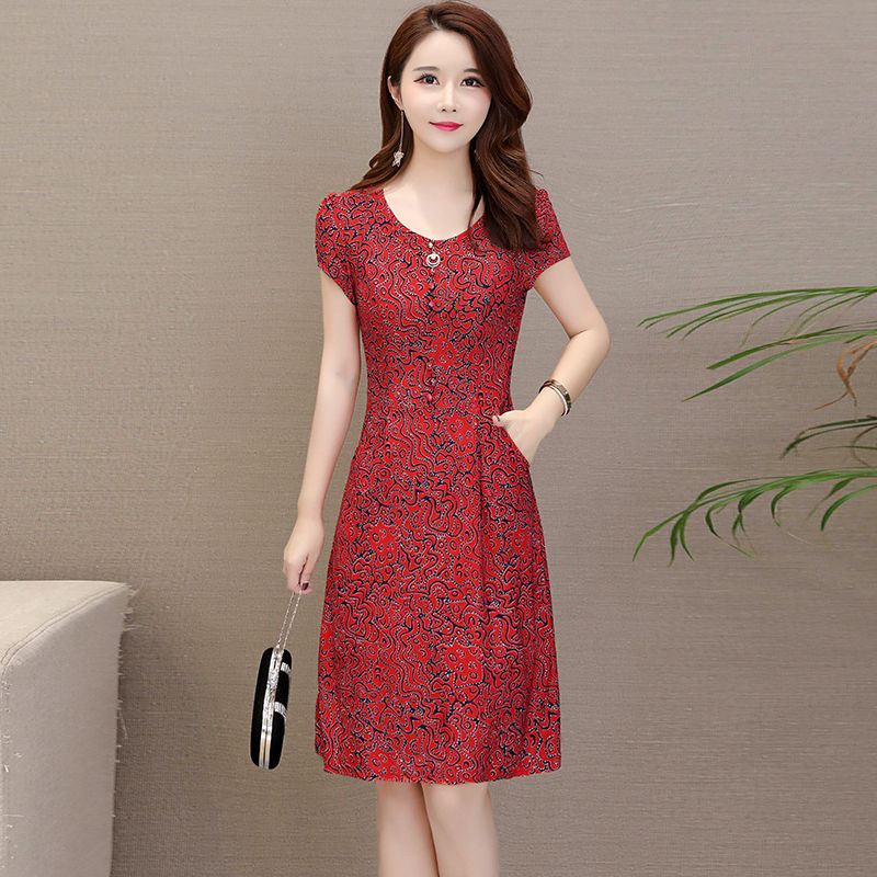 48岁女人穿衣不要选大码，显嫩的就是穿紧身连衣裙，上身太美了