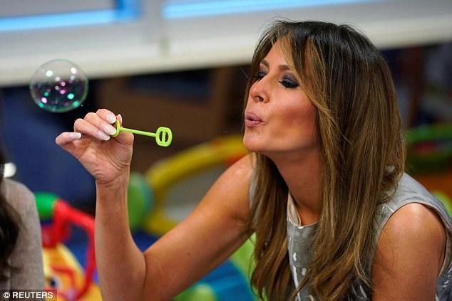 梅拉尼娅上飞机，裙子遭撩险走光