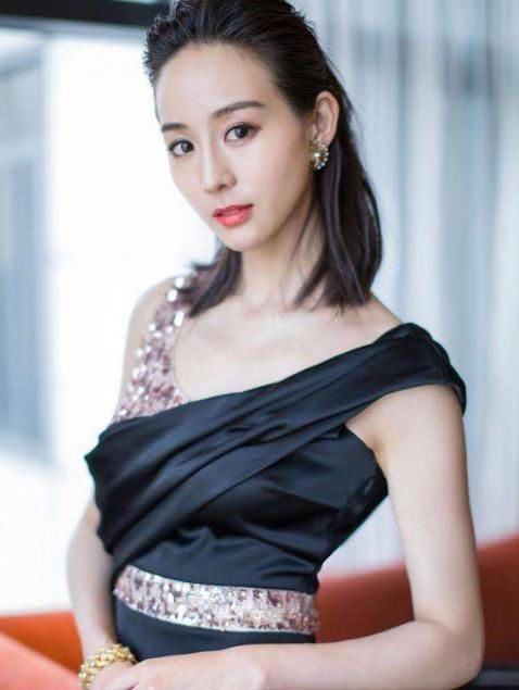  『佩戴』奔四的张钧甯，美艳如20岁少女，减龄服饰搭配精致首饰帮了大忙