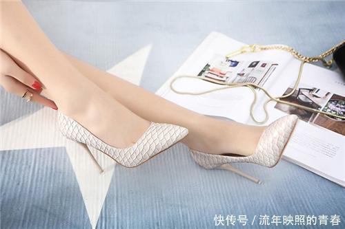 【勾勒】简单的细高跟鞋勾勒出成功女性的自信风姿, 略带女人味