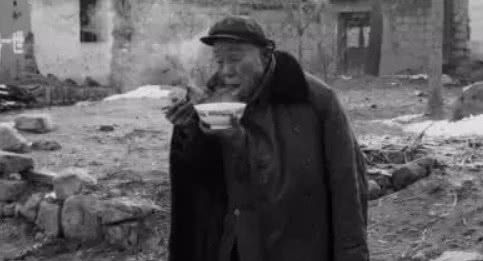 30年前农村吃饭老照片，让人感触颇深，引起50后的回忆