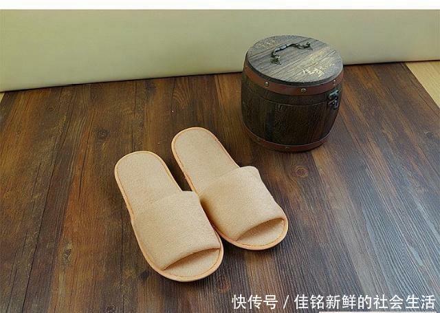 导游一再提醒:无论穷游还是富游,出门别忘带3样东西,防止意外