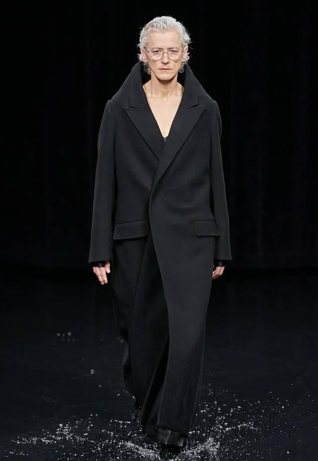  「水上」“黑色”包裹的灵魂?：巴黎世家Balenciaga的水上发布会