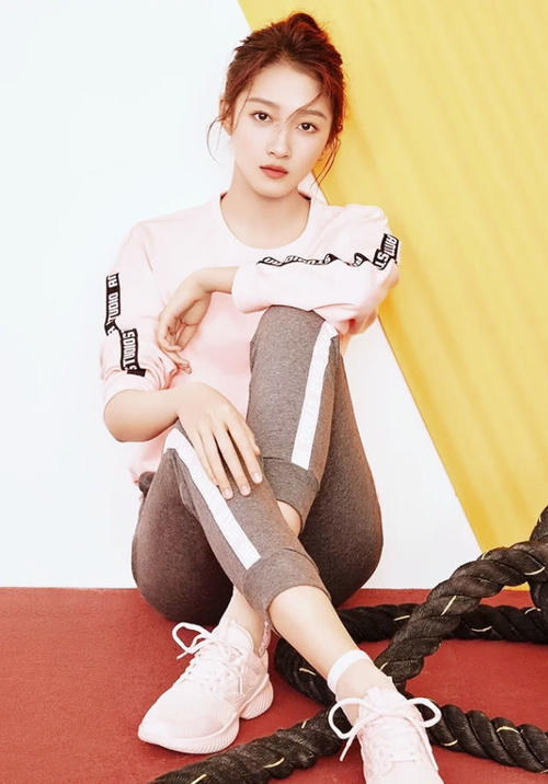 关晓彤一身牛仔装，“筷子腿”变“漫画腿”，看到鞋子彻底跪了！