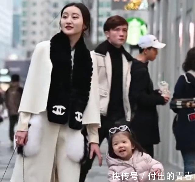 辣妈@母女穿搭太抢镜，网友明星出街也不过如此，美女辣妈带女儿逛街