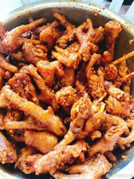 这些艺人不假吃：热巴吃三碗面拿拍摄当借口，张天爱为吃饼排长队