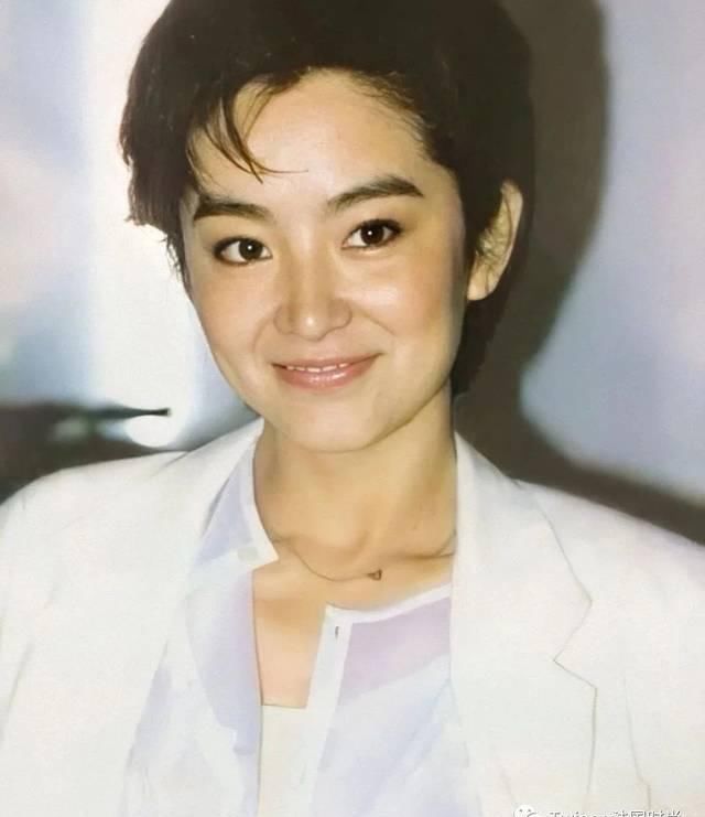  『垫肩』学会这几招，也能拥有港式风情？